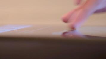 närbild av person vända på pekskärm läsplatta. begrepp. person rullar genom Nyheter utfodra på pekskärm läsplatta. använder sig av modern Rör läsplatta för roligt och arbete video