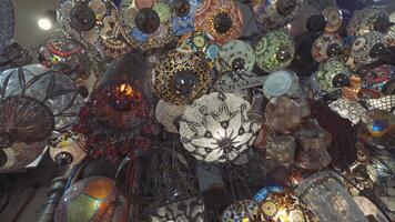 décoratif lustres à turc grandiose bazar. action. bas vue de incroyable les lampes fabriqué de coloré verre, concept de traditionnel artisanat. video
