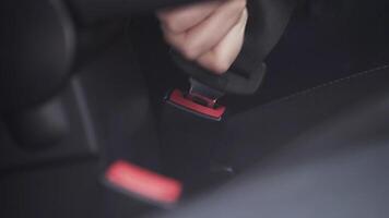 fêmea mão fixação carro segurança assento cinto enquanto sentado dentro do veículo antes dirigindo. Ação. conceito do transporte e segurança. video