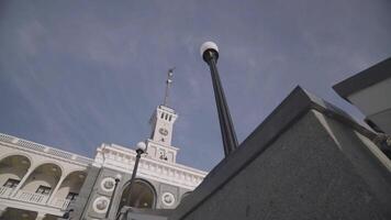 bellissimo restaurato edificio e un' strada lampada su blu cielo sfondo. azione. parte inferiore Visualizza di un antico Chiesa e un' lanterna. video