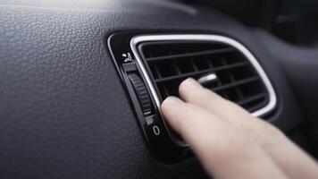lucht deflector en klimaat controle binnen een auto. actie. dichtbij omhoog van auto interieur details met een hand- aanraken deflector mondstuk. video