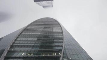 Einzelheiten von Stadt Center mit Glas hoch Wolkenkratzer. Aktion. Unterseite Aussicht von imperia Turm im Moskau Stadt Geschäft Bezirk, Konzept von modern die Architektur. video
