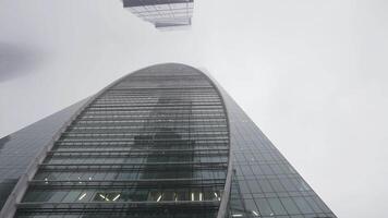 details van stad centrum met glas hoog wolkenkrabber. actie. bodem visie van imperia toren in Moskou stad bedrijf wijk, concept van modern architectuur. video