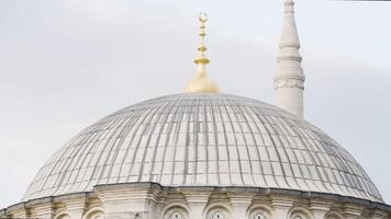 blanco Hazme de musulmán templo. acción. de cerca de hermosa blanco Hazme de templo en pavo. musulmán fe y templos video