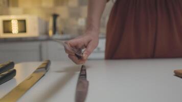 de cerca de mujer corte dulce pimienta. acción. mujer elige cuchillo para rebanar vegetales. mujer cortes dulce pimienta con especialmente afilado cuchillo video