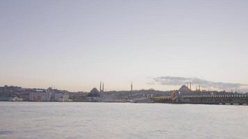 laps de temps de bateaux voile à istanbul. action. magnifique vue de port avec qui passe bateaux et pont sur Contexte de côte avec mosquées. côte avec mosquées sur Contexte de crépuscule video