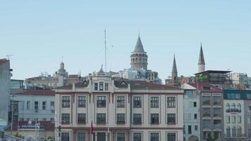 galata toren Aan achtergrond van stad. actie. oude toren torens over- centrum van Istanbul. galata toren is populair toerist attractie in Istanbul video