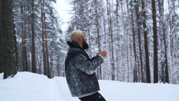 Mann bittet zum Hilfe. Medien. hat verloren Mann betet zu Gott zum Hilfe im Winter Wald. Mann habe hat verloren im Wald allein und bittet zum Hilfe auf Winter Tag video