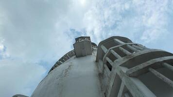 sri lanca, kandy - julio 29, 2023. ambuluwawa torre sri lanka. acción. ver desde abajo de blanco espiral torre en antecedentes cielo. hermosa imponente torre con retorcido pasos en fachada video