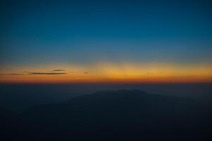 hermosa amanecer en Khao san nok guau kanchanaburi.khao san nok guau es el más alto montaña en Khao laem nacional parque. eso es 1767 metros encima mar nivel. foto