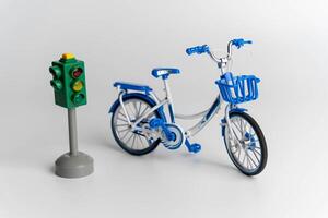 juguete bicicleta y tráfico ligero simbolizando el importancia de la carretera la seguridad foto