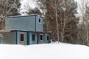 Construction trailer with windows on snow-covered site, shift housing photo
