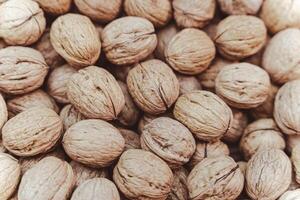 orgánico sin pelar nueces con conchas, rústico todavía vida antecedentes foto