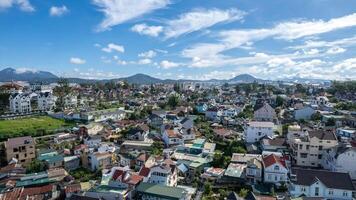 alto ángulo ver desde zumbido de dalat ciudad a Vietnam foto