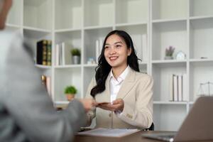 empresa contratado el abogado oficina como un legal tutor y sequía el contrato entonces ese el cliente podría señales el Derecha contrato. contrato de rebaja estaba en el mesa en el abogado oficina foto