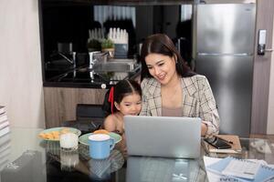 trabajando mamá trabajo desde hogar oficina. mujer de negocios y linda niño utilizando ordenador portátil trabajo persona de libre dedicación lugar de trabajo en hogar, estilo de vida familia momento foto