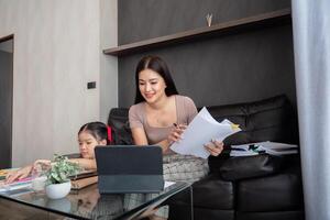 trabajando mamá trabajo desde hogar oficina. mujer de negocios y linda niño utilizando ordenador portátil trabajo persona de libre dedicación lugar de trabajo en hogar, estilo de vida familia momento foto