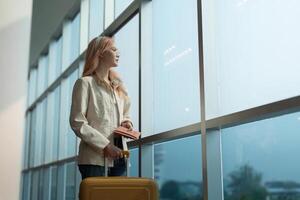 aeropuerto viaje y mujer con pasaporte, vuelo boleto o información de inmigración, viaje y equipaje. identidad documento y internacional registro foto