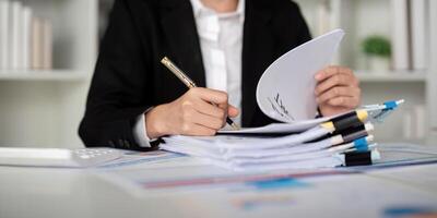 documentos, negocio mujer y contador leyendo reporte para información, financiero datos o análisis. papeleo, auditor controlar, revisión y teneduría de libros, calcular Finanzas y impuesto en oficina foto