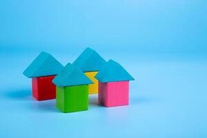 madera casa modelo.vivienda desarrollo ,Propiedad de la comunidad seguro proteccion y comprando casa concepto. foto