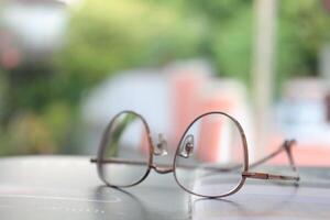 los anteojos en mesa, progresivo lentes, los anteojos para el anciano, lentes progresivo lente, lente progresivo lente, de cerca de lentes en lentes prueba, mirando mediante lentes foto