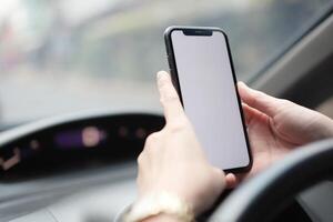 teléfono en auto, mano utilizando teléfono inteligente en coche foto