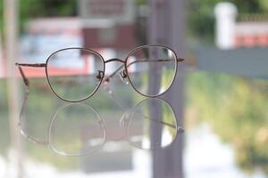 los anteojos en mesa, progresivo lentes, los anteojos para el anciano, lentes progresivo lente, lente progresivo lente, de cerca de lentes en lentes prueba, mirando mediante lentes foto