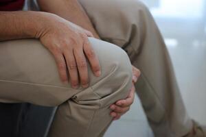 rodilla masaje a aliviar dolor, osteoartritis, rodilla dolor, rodilla inflamación foto