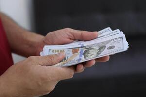 dinero dólar cuenta con mano foto