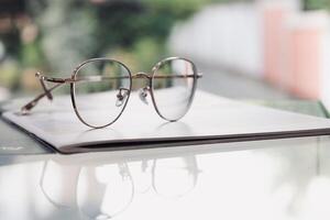 los anteojos en mesa, progresivo lentes, los anteojos para el anciano, lentes progresivo lente, lente progresivo lente, de cerca de lentes en lentes prueba, mirando mediante lentes foto