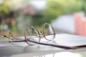 los anteojos en mesa, progresivo lentes, los anteojos para el anciano, lentes progresivo lente, lente progresivo lente, de cerca de lentes en lentes prueba, mirando mediante lentes foto