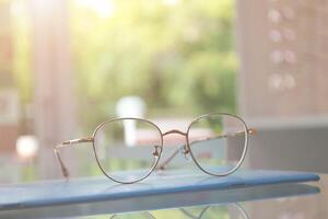 los anteojos en mesa, progresivo lentes, los anteojos para el anciano, lentes progresivo lente, lente progresivo lente, de cerca de lentes en lentes prueba, mirando mediante lentes foto