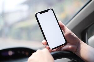 teléfono en auto, mano utilizando teléfono inteligente en coche foto