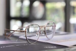 los anteojos en mesa, progresivo lentes, los anteojos para el anciano, lentes progresivo lente, lente progresivo lente, de cerca de lentes en lentes prueba, mirando mediante lentes foto