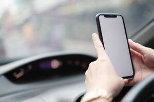 teléfono en auto, mano utilizando teléfono inteligente en coche foto