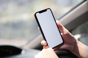 teléfono en auto, mano utilizando teléfono inteligente en coche foto