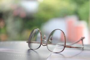 los anteojos en mesa, progresivo lentes, los anteojos para el anciano, lentes progresivo lente, lente progresivo lente, de cerca de lentes en lentes prueba, mirando mediante lentes foto