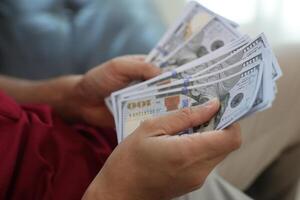 dinero dólar cuenta con mano foto