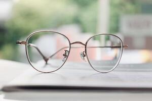 los anteojos en mesa, progresivo lentes, los anteojos para el anciano, lentes progresivo lente, lente progresivo lente, de cerca de lentes en lentes prueba, mirando mediante lentes foto