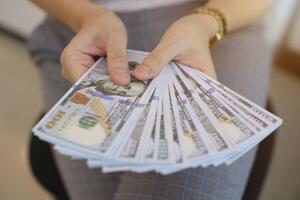 dinero dólar cuenta con mano foto