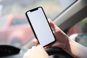 teléfono en auto, mano utilizando teléfono inteligente en coche foto