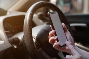 teléfono en auto, mano utilizando teléfono inteligente en coche foto