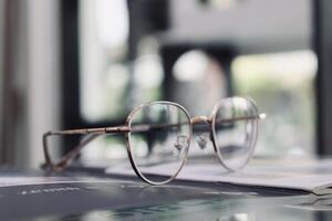 los anteojos en mesa, progresivo lentes, los anteojos para el anciano, lentes progresivo lente, lente progresivo lente, de cerca de lentes en lentes prueba, mirando mediante lentes foto