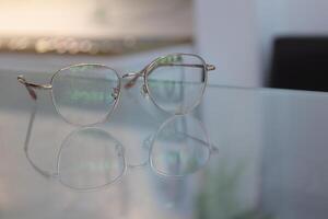 los anteojos en mesa, progresivo lentes, los anteojos para el anciano, lentes progresivo lente, lente progresivo lente, de cerca de lentes en lentes prueba, mirando mediante lentes foto