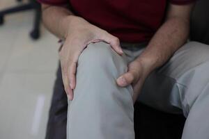 Knee massage to relieve pain, osteoarthritis, knee pain, knee inflammation photo