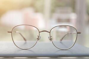 los anteojos en mesa, progresivo lentes, los anteojos para el anciano, lentes progresivo lente, lente progresivo lente, de cerca de lentes en lentes prueba, mirando mediante lentes foto