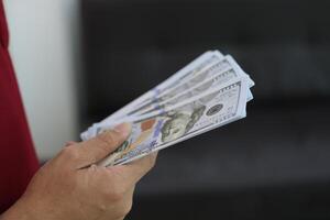 dinero dólar cuenta con mano foto