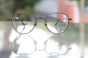 los anteojos en mesa, progresivo lentes, los anteojos para el anciano, lentes progresivo lente, lente progresivo lente, de cerca de lentes en lentes prueba, mirando mediante lentes foto