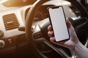 teléfono en auto, mano utilizando teléfono inteligente en coche foto