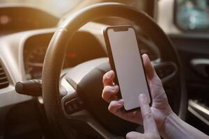 teléfono en auto, mano utilizando teléfono inteligente en coche foto